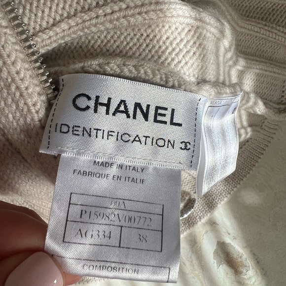 CHANEL SLEEVELESS SWEATER VEST - Picture 10 of 12